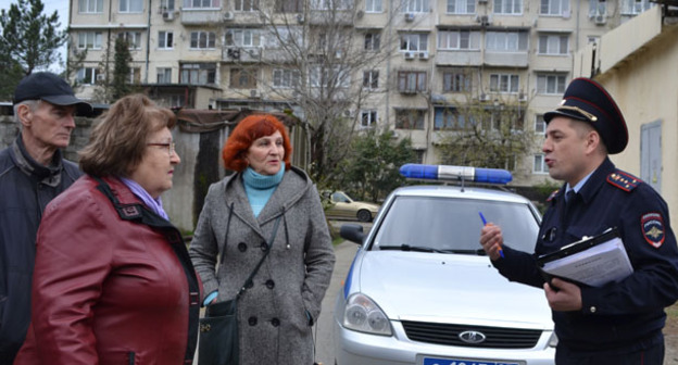 Активисты из числа жителей сочинского микрорайона Дагомыс общаются с сотрудником полиции. Сочи, 26 марта 2017 г. Фото Светланы Кравченко для "Кавказского узла"