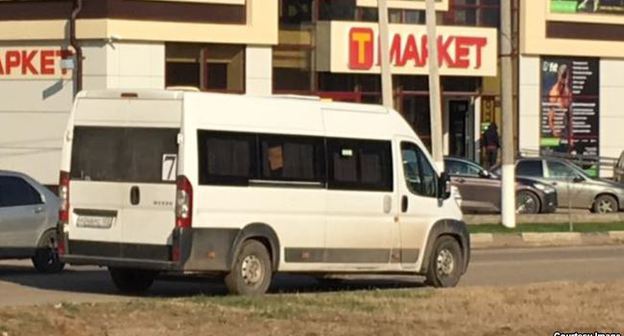 Автобус, на котором, предположительно, уехали нападавшие. Фото http://www.svoboda.org/a/28395339.html