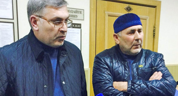 Адвокат Шамсудин Цакаев (слева) и брат Заура Дадаева Шахрудин Дадаев. Фото Юлии Буславской для "Кавказского узла"