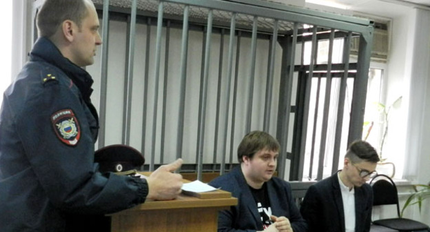 Алексей Волков (в центре) и адвокат Роман Зайцев в зале суда. Волгоград, 29 марта 2017 г. Фото Татьяны Филимоновой для "Кавказского узла"