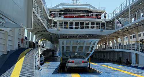 Погрузка автомобиля на борт парома. Фото Нины Тумановов й для "Кавказского узла"