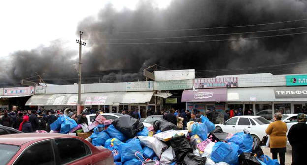 Пожар на вещевом рынке в Махачкале. 31 марта 2017 г. Фото: Руслан Алибеков http://chernovik.net