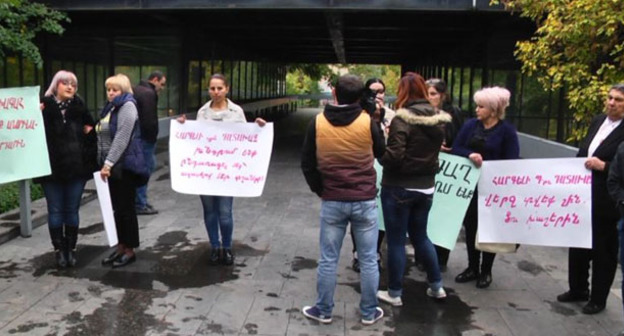 Акция протеста жителей квартала Сари Тах перед резиденцией президента Армении, Ереван, 19 октября 2016 г. Фото: RFE/RL