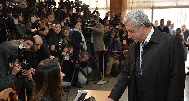 Президент Армении Серж Саргсян голосует на парламентских выборах. 2 апреля 2017 года, Ереван. Фото: http://www.president.am/ru/press-release/item/2017/04/02/President-Serzh-Sargsyan-attended-RA-elections/