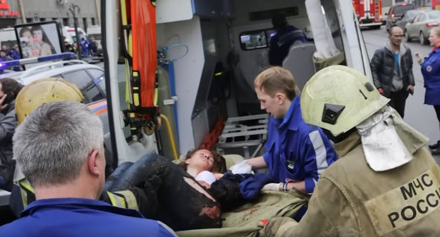 Сотрудники МЧС помогают раненным, пострадавшим во время взрыва в метро Санкт-Петербурга. 3 апреля 2017 г. Кадр из видео пользователя Радио Свобода https://www.youtube.com/watch?v=SLQjXfrPI6w