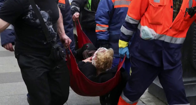 Сотрудники МЧС выносят раненных, пострадавших во время взрыва в метро Санкт-Петербурга. 3 апреля 2017 г. Кадр из видео пользователя Радио Свобода https://www.youtube.com/watch?v=SLQjXfrPI6w