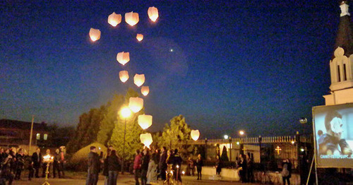 В небо выпустили 14 белых шаров по числу жертв теракта в петербургском метро. Владикавказ, 4 апреля 2017 г. Фото Эммы Марзоевой для "Кавказского узла"