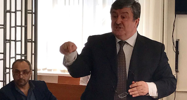 Адвокат Алауди Мусаев (справа) в зале суда. 5 апреля 2017 г. Фото Патимат Махмудовой для "Кавказского узла"