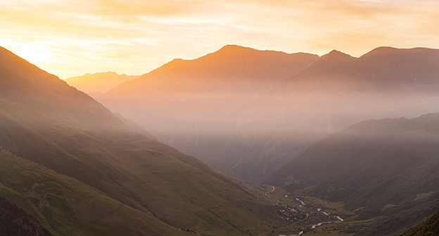 Рассвет в верховьях Уруха, национальному парку "Алания". Фото DeingeL https://ru.wikipedia.org