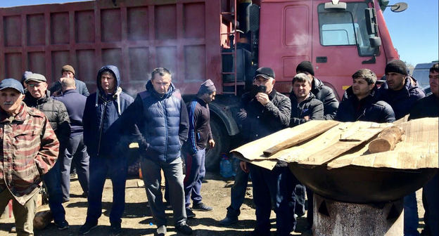 Акция дальнобойщиков против системы "Платон" в окрестностях дагестанского села Тухчар. Фото Патимат Махмудовой для "Кавказского узла"