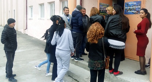 Очередь избирателей на участке в Цхинвале. Фото Арсена Козаева для "Кавказского узла"