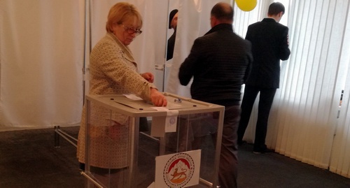 Женщина голосует на участке №74 в консульстве Южной Осетии во Владикавказе. 9 апреля 2017 года. Фото Эммы Марзоевой для "Кавказского узла".