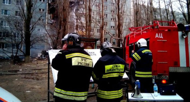 Сотрудники МЧС возле дома, в котором произошел взрыв. Таганрог, 9 апреля 2017 г. Фото http://www.topnews.ru/news_id_102029.html