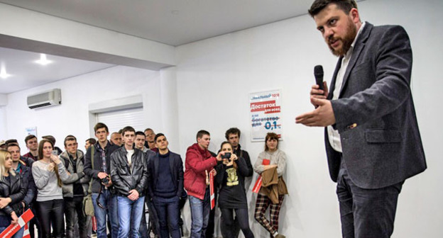 Леонид Волков выступает на открытии штаба Навального. Ставрополь, 9 апреля 2017 г. Фото: Евгеха Фельдмакалаколукуланилило https://navalny.com/