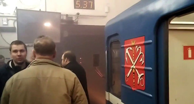 На месте взрыва в петербургском метро. 3 апреля 2017 г. Кадр из виде пользователя TheUgurbado https://www.youtube.com/watch?v=YTwm4aszKX0