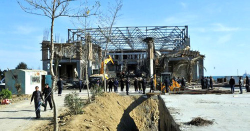 На месте обрушения строящегося здания. Баку, 12 апреля 2017 г. Фото https://haqqin.az/news/97237