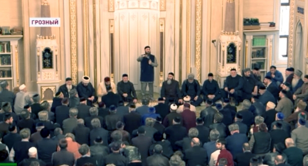 Собрание в центральной мечети Грозного, на котором прозвучали обвинения в адрес журналистов "Новой газеты". Скриншот из сюжета телеканала "Грозный-ТВ", youtube.com/watch?v=X9y33aVauUI