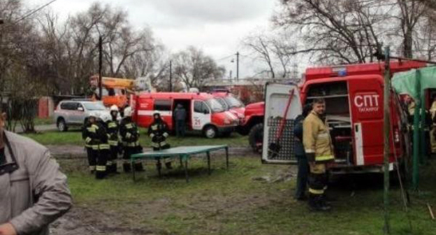 Сотрудники МЧС на месте  взрыва газа в таганрогской пятиэтажке. Фото http://bloknot-taganrog.ru/news/semyu-vtorogo-pogibshego-pri-vzryve-v-taganroge-ko
