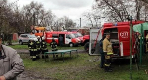 Сотрудники МЧС на месте  взрыва газа в таганрогской пятиэтажке. Фото http://bloknot-taganrog.ru/news/semyu-vtorogo-pogibshego-pri-vzryve-v-taganroge-ko