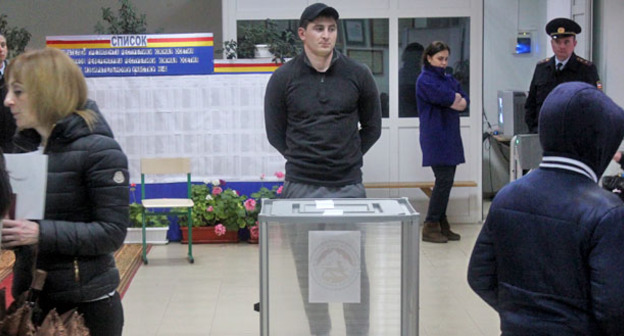 На избирательном участке в Ереване. 9 апреля 2017 г. Фото Алана Цхурбаева для "Кавказского узла"