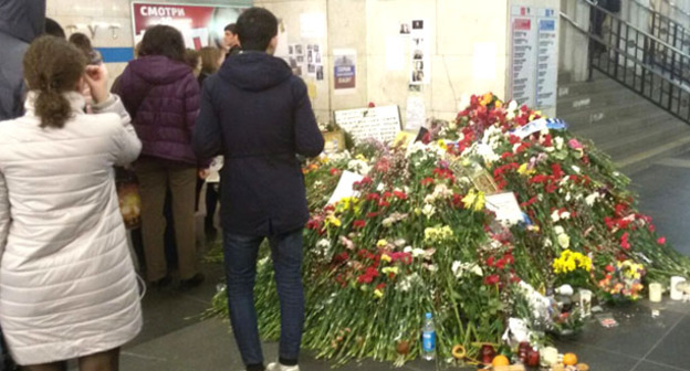 Мемориал из цветов на станции Технологический институт (1 зал) у центра платформы, куда прибыл поезд, в котором был совершён теракт. Санкт-Петербург. Фото: Ремеш https://ru.wikipedia.org