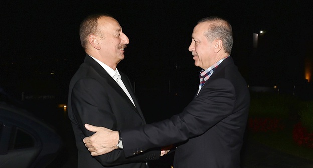 Президенты Азербайджана и Турции. Фото: http://static.president.az/media/W1siZiIsIjIwMTYvMTAvMTIvOGwxejF1eG5qal8wMDEuanBnIl0sWyJwIiwidGh1bWIiLCIyMDQ4eDk5OTkiXV0?sha=92fb3899498099ad