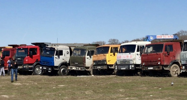 Автомобили участников акции протеста дальнобойщиков. Дагестан, апрель 2017 г. Фото Патимат Махмудовой для "Кавказского узла"
