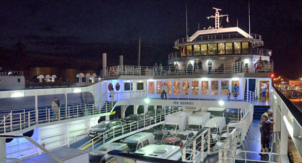 Автомобили на пароме «Протопорос-IV». Керченская паромная переправа. Фото: Andrew Butko