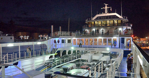 Автомобили на пароме «Протопорос-IV». Керченская паромная переправа. Фото: Andrew Butko