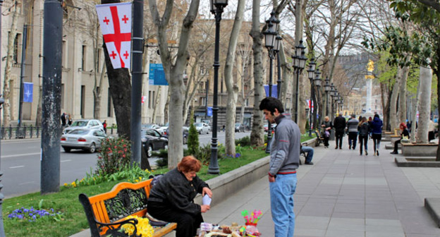 Флаг Грузии на проспекте Руставели. Тбилиси. Фото Инны Кукуджановой для "Кавказского узла"