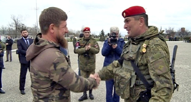 Рамзан Кадыров (слева) принимает участие в митинге, посвященном возвращению батальона военной полиции из Сирии. 26 марта 2017 г. Фото  https://grozny.tv/news.php?id=19326