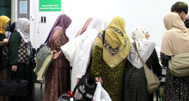 Паломники в аэропорту Махачкалы. Фото http://www.riadagestan.ru/