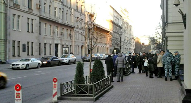 Люди возле здания Верховного суда России. Москва, 20 апреля 2017 г. Фото Рустама Джалилова для "Кавказского узла"