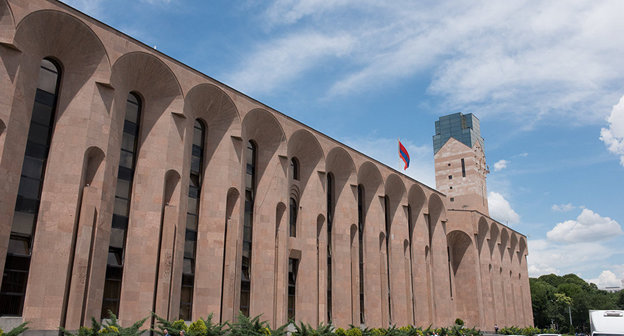 Мэрия Еревана © Sputnik/ Asatur Yesayants
https://ru.armeniasputnik.am/politics/20170408/6955418/dve-politsily-zayavili-ob-otkaze-ot-uchastiya-v-vyborakh-v-sovet-stareishin.html