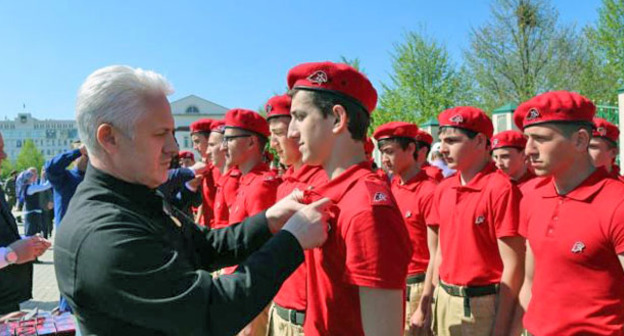 Учащиеся школ различных районов Чечни вступили в ряды регионального отделения военно-патриотического общественного движения «Юнармия». 20 апреля 2017 г. Фото https://onkavkaz.com