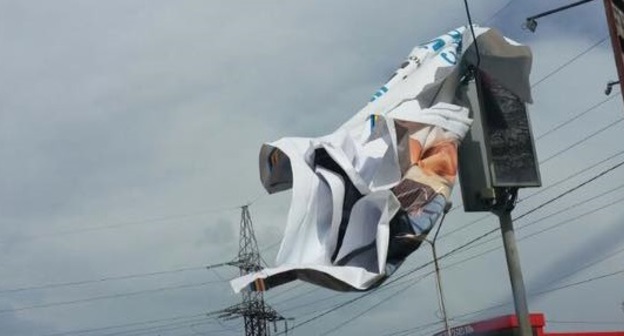 Сорванный ураганом рекламный щит. Владикавказ, 23 апреля 2017 г. Фото: Дмитрий Рейсих, https://www.facebook.com/photo.php?fbid=1515586125132327&set=pcb.1515563681801238&type=3&theater