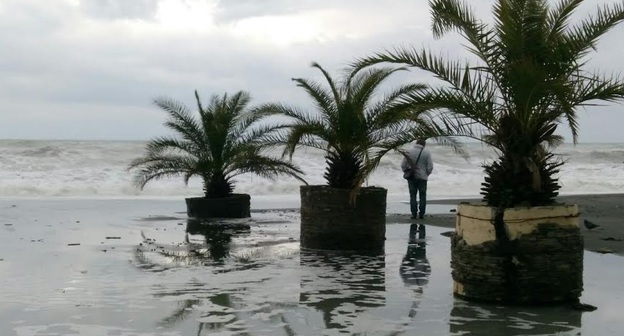 После шторма на муниципальном пляже "Островок". Сочи, апрель 2017 г. Фото Светланы Кравченко для "Кавказского узла"