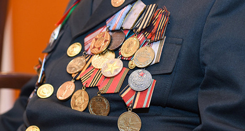Награды ветерана. Фото © Sputnik / Murad Orujov
https://ru.sputnik.az/azerbaijan/20170424/409981385/vtoraya-mirovaya-voyna-veterani-materialnaya-pomosh.html
