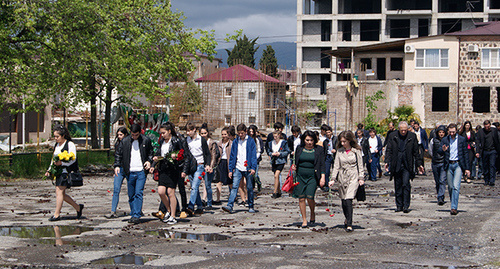 Участники траурных мероприятий в Абхазии, посвященные геноциду армян в Османской Турции. Фото Дмитрия Статейнова для "Кавказского узла"