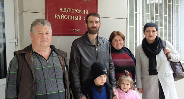 Александр Бойченко, Мардирос Демерчян, Супруга Демерчяна, Людмила Демерчян, Елена Першакова –представитель ОО «Общественный вердикт», 
Дети Демерчянов. Фото Светланыв Кравченко для "Кавказского узла"