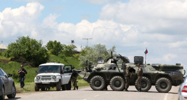 На месте нападения на КПП у въезда в село Алхан-Кала в Грозненском районе. 9 мая 2016 г. Фото: Лейла Павлова http://kavpolit.com