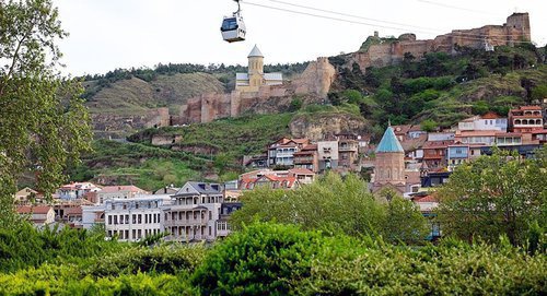 Центр Тбилиси. Фото © Sputnik/ Alexander Imedashvili
 https://sputnik-georgia.ru/society/20170429/235791111/Proezd-na-kanatke-do-kreposti-Narikala-v-Tbilisi-mozhet-podorozhat.html