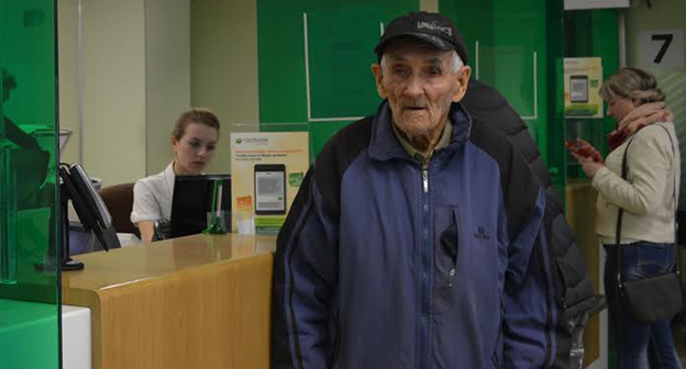 Ветеран Г. Кук в банке и у входа в банк-получил 150 000 рубл вместо 100 000 украденных