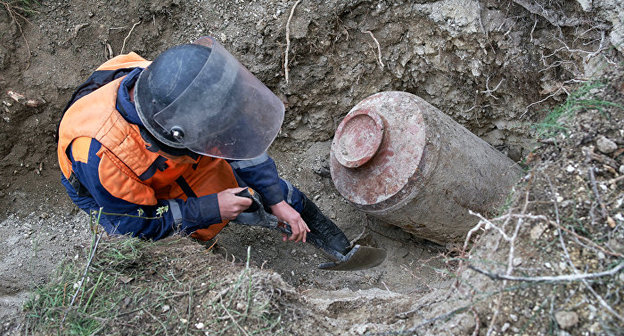 Сапёр разминирует авиабомбу времён ВОВ. Фото © Sputnik / Василий Батанов
 http://sputnik-ossetia.ru/North_Ossetia/20170505/4109797.html