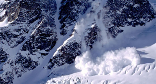 Сход лавины. Фото http://95.mchs.gov.ru/operationalpage/stormcaution/item/4546167