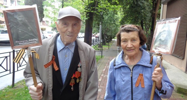 Супруги Назаровы, участники акции "Бессмертный полк". Сочи, 9 мая 2017 года. Фото Светланы Кравченко для "Кавказского узла". 