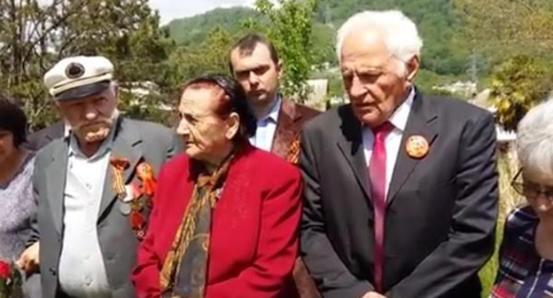 жители Уч-Дере у памятника в сельском парке. Фото Светланы Кравченко для "Кавказского узла"