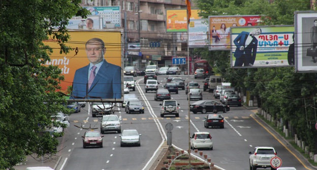 Агитационный билборд на одной из улиц Еревана. 14 мая 2017. Фото Тиграна Петросяна для "Кавказского узла"
