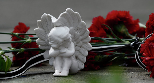 Цветы и фигарка ангела в память о погибших. Фото © Sputnik/ Антон Круглов
 https://sputnik-georgia.ru/society/20170514/235963589/Gibel-rabochih-na-shahte-premer-Gruzii-posetil-pohorony.html