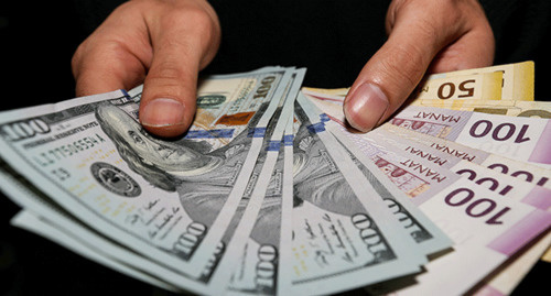 Купюры США и Азербайджана. Фото Азиза Каримова для "Кавказского узла"